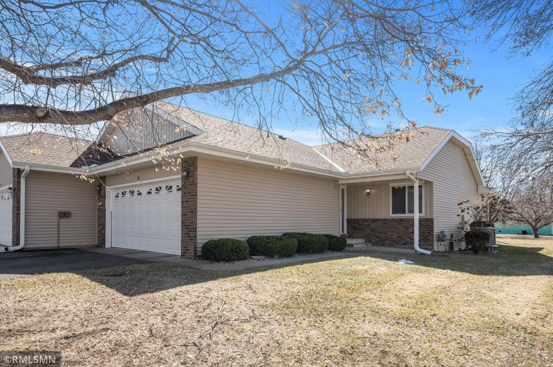 13 Oak Leaf Ln, Circle Pines, MN 55014