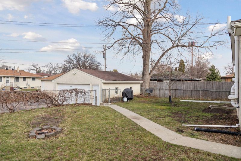 1637 Etna St, Saint Paul, MN 55106