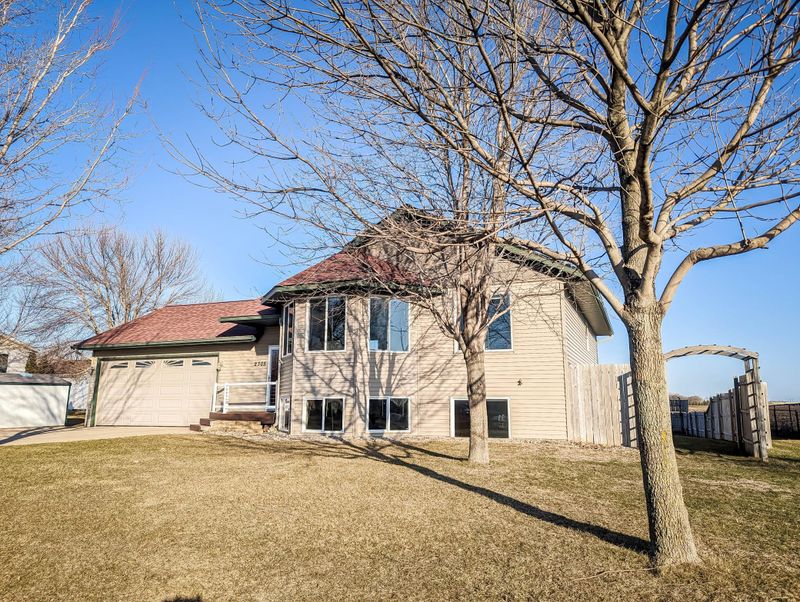 2305 24th St SW, Willmar, MN 56201