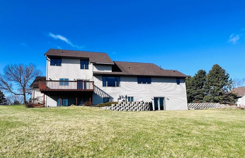 11 Riverview Dr, Morris, MN 56267