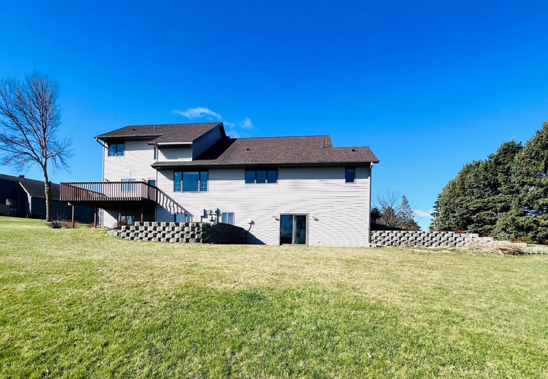 11 Riverview Dr, Morris, MN 56267