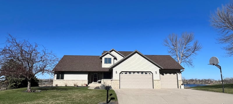11 Riverview Dr, Morris, MN 56267