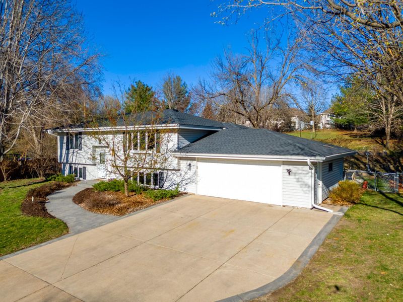 618 Sally Cir, Eagan, MN 55121