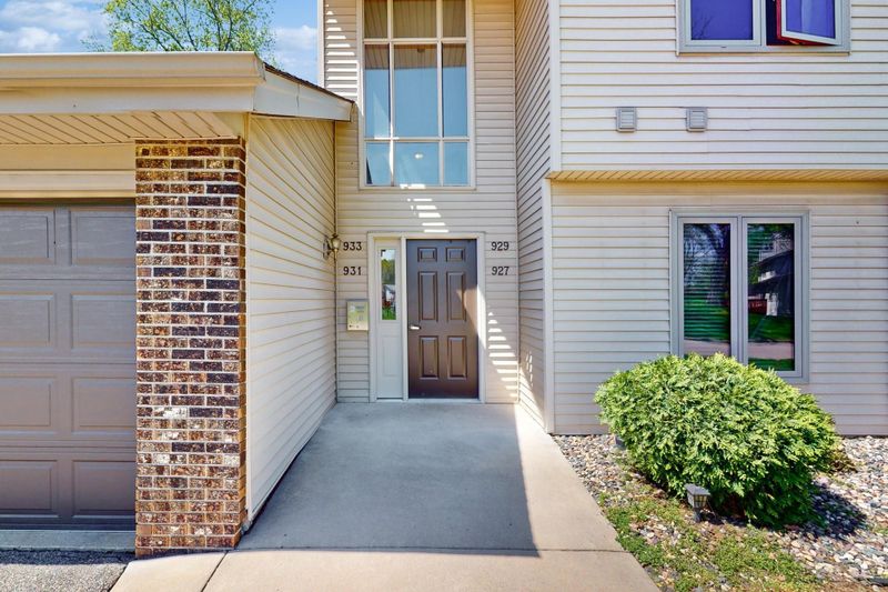 931 Oakwood Heights Cir, Eagan, MN 55123