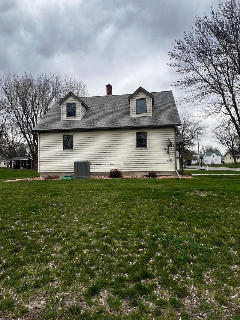 372 Locust St, Dawson, MN 56232