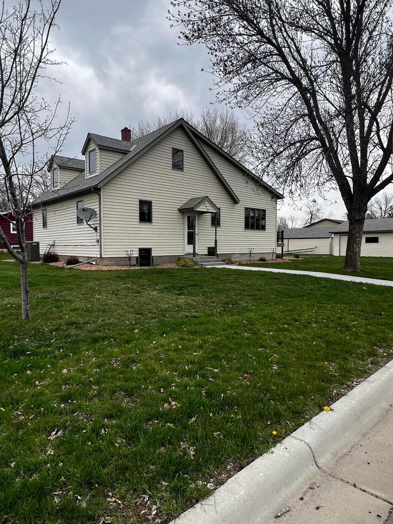 372 Locust St, Dawson, MN 56232