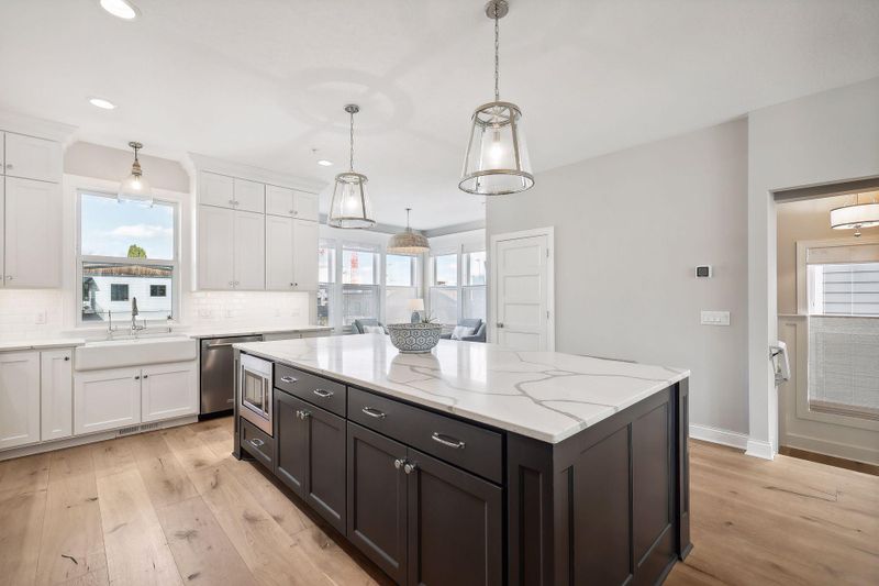 11 Village Ln, Excelsior, MN 55331