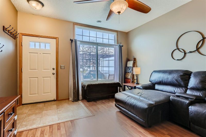 1656 Brittany Dr, Shakopee, MN 55379