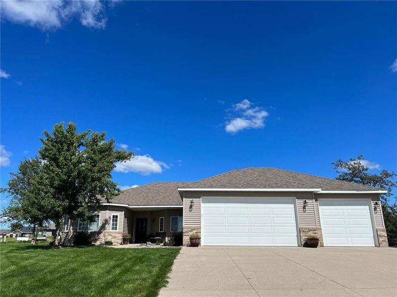 904 Simplicity Dr, Ellendale, MN 56026
