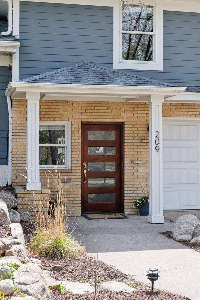 209 Meander Rd, Golden Valley, MN 55422