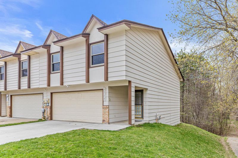 6718 Hallmark Dr, Eden Prairie, MN 55346
