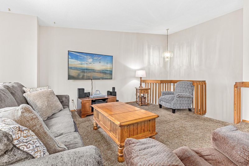 6718 Hallmark Dr, Eden Prairie, MN 55346