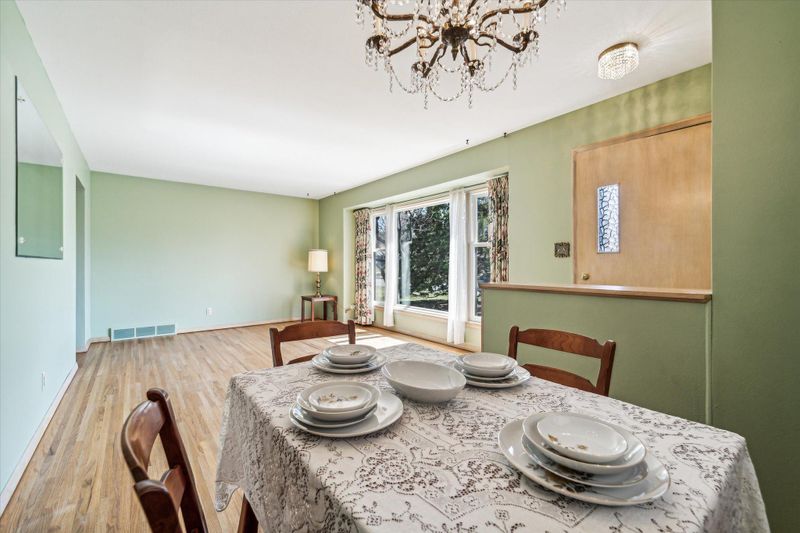 1127 Summer St, Roseville, MN 55113