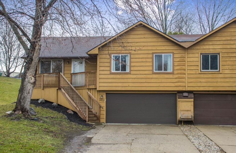 1433 Independence Ave, Chaska, MN 55318