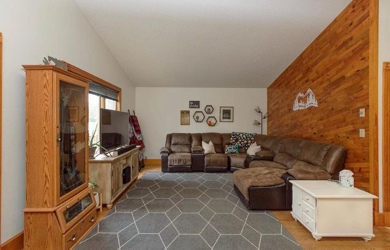 16184 Brittany Oaks Cir, Paynesville, MN 56362