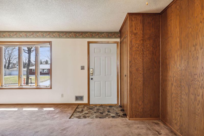 6740 4th St N, Oakdale, MN 55128