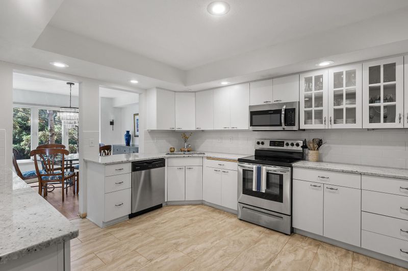 7060 Cahill Rd, Edina, MN 55439