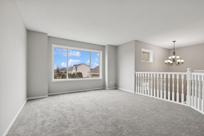 2142 Omega Dr, Shakopee, MN 55379