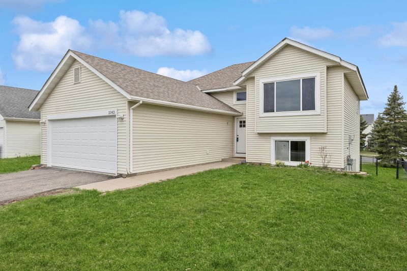 2142 Omega Dr, Shakopee, MN 55379