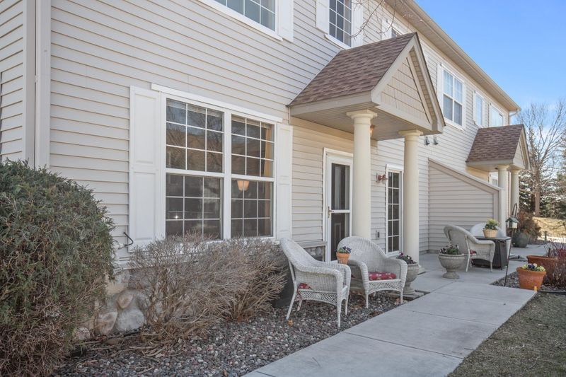 2031 Blue Sage Ln E, Chanhassen, MN 55317