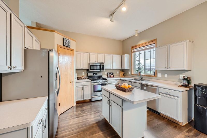 1883 Quail Dr, Shakopee, MN 55379