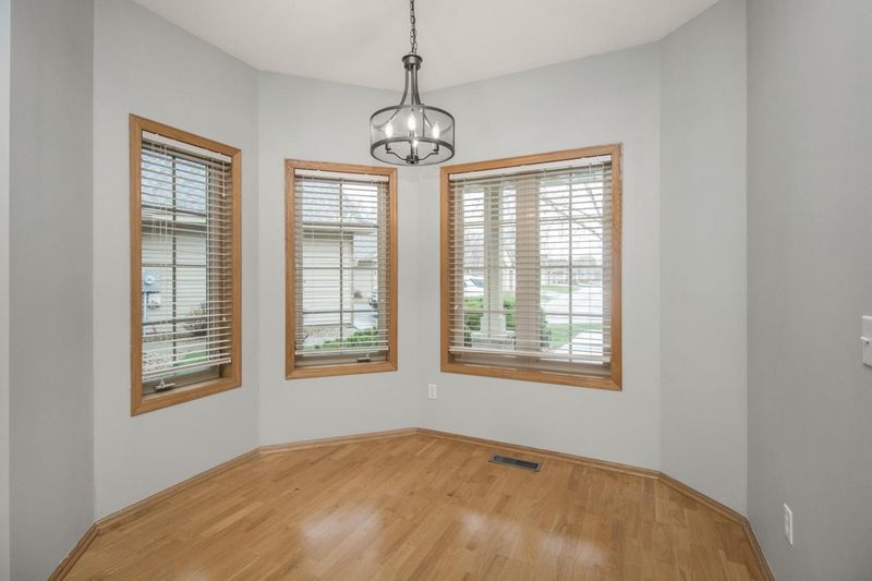 382 Summer Ln, Maplewood, MN 55117