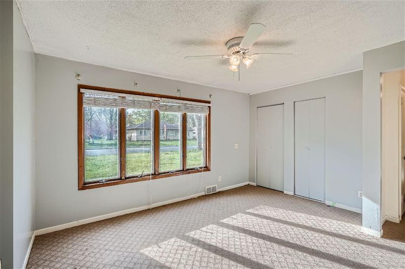 915 Queens Ln, Anoka, MN 55303