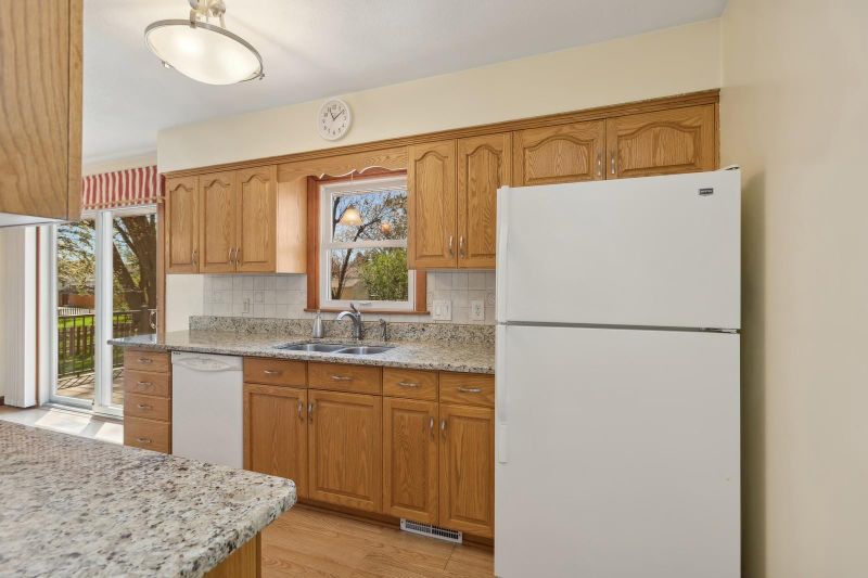 2140 Mapleview Ave E, Maplewood, MN 55109