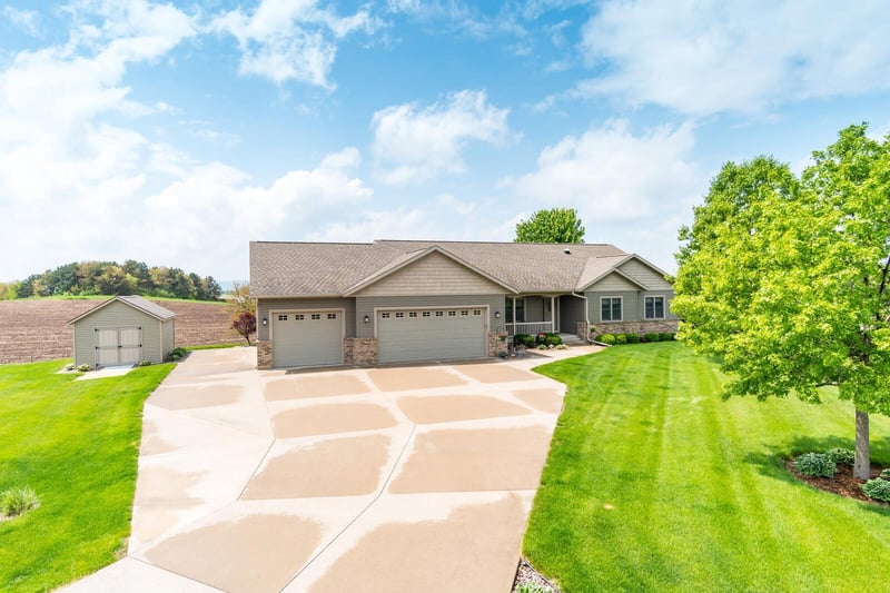 N7005 Acorn St, Holmen, WI 54636