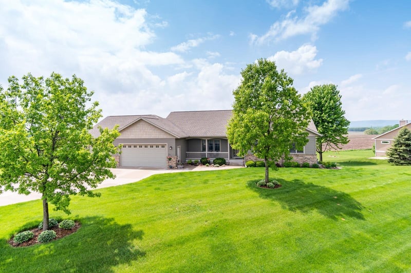 N7005 Acorn St, Holmen, WI 54636