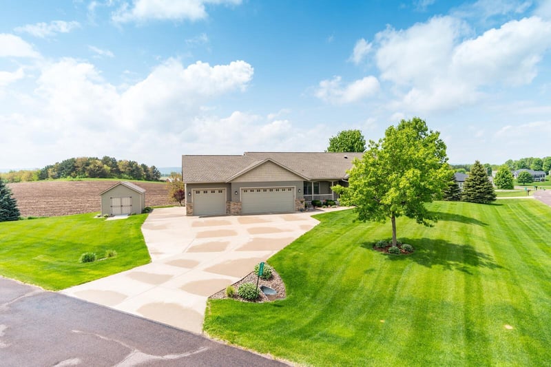 N7005 Acorn St, Holmen, WI 54636