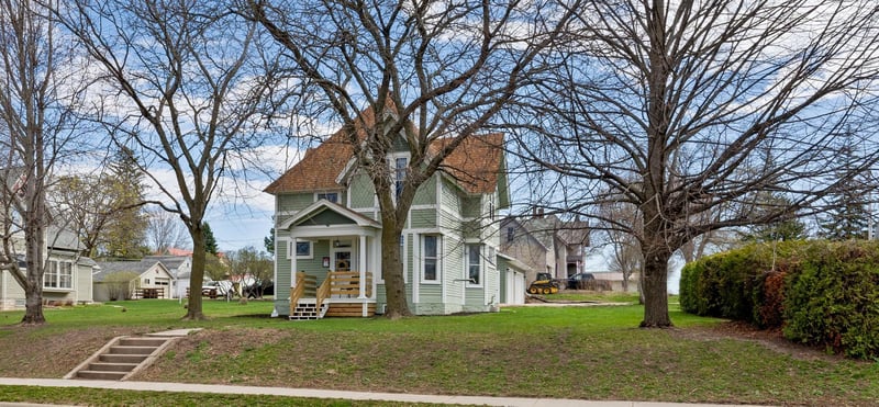 215 S Division Ave, Spring Grove, MN 55974