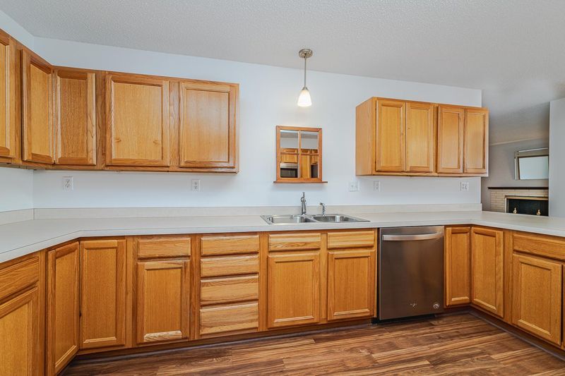 5432 Saxony Ct, North Saint Paul, MN 55110