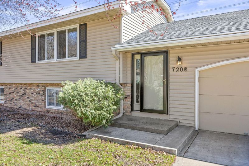 7208 Vinewood Ln N, Maple Grove, MN 55311