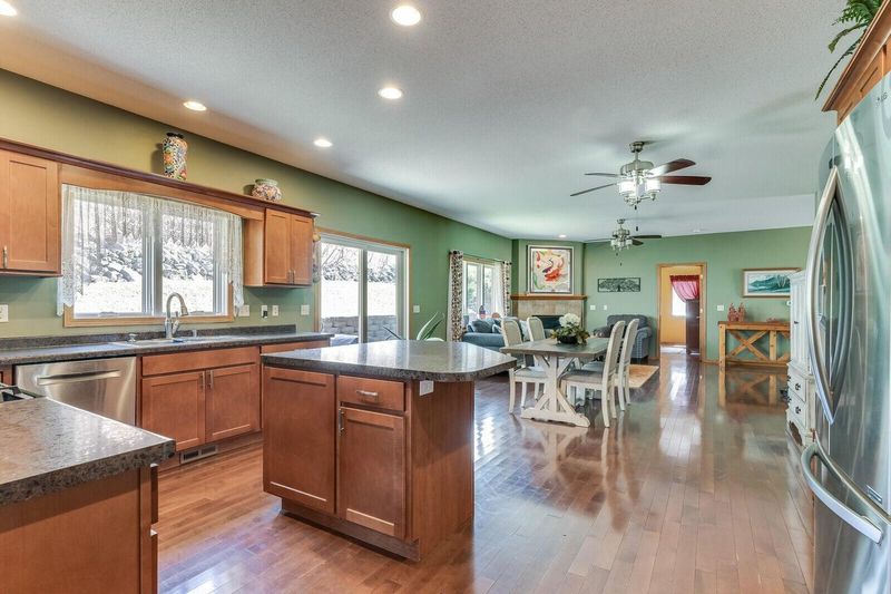 418 Red Apple Dr, La Crescent, MN 55947