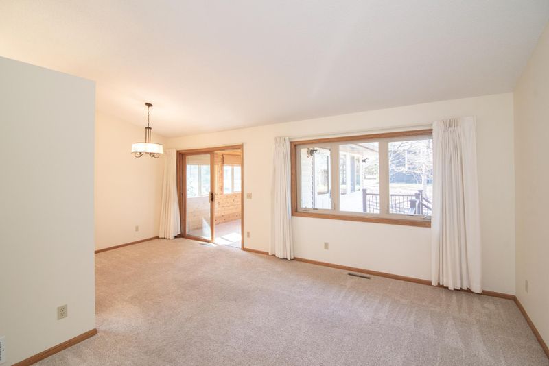 712 N Hay Lake Rd, Eagan, MN 55123
