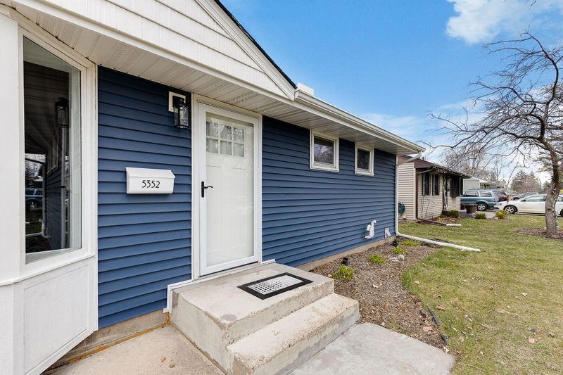 5352 Lakeside Ave N, Crystal, MN 55429