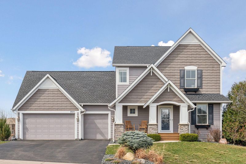 8910 Highview Ct, Victoria, MN 55386