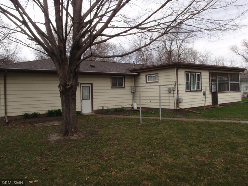 895 Lynn Rd SW, Hutchinson, MN 55350