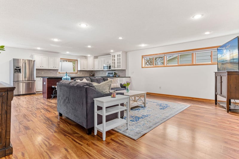 8441 Pleasant View Dr, Mounds View, MN 55112