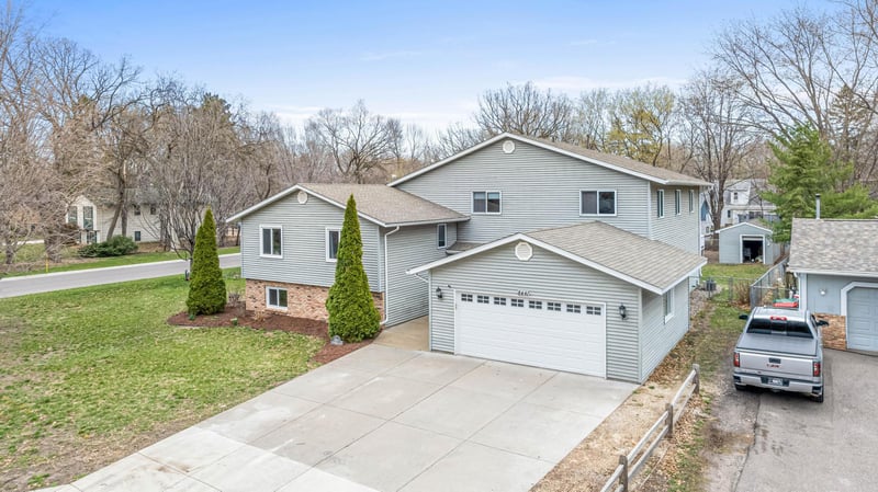 8441 Pleasant View Dr, Mounds View, MN 55112