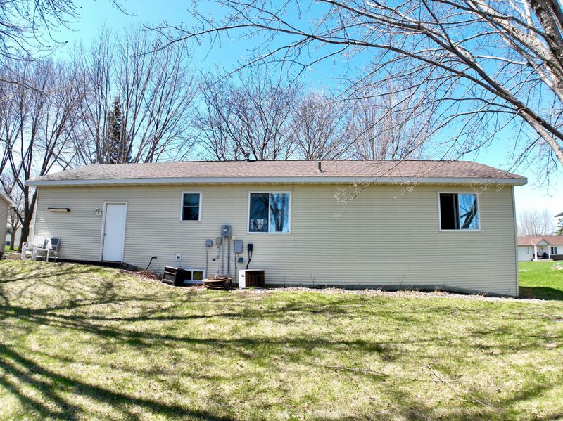 513 25th St SE, Willmar, MN 56201