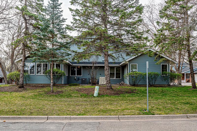 1118 Rose Pl, Roseville, MN 55113