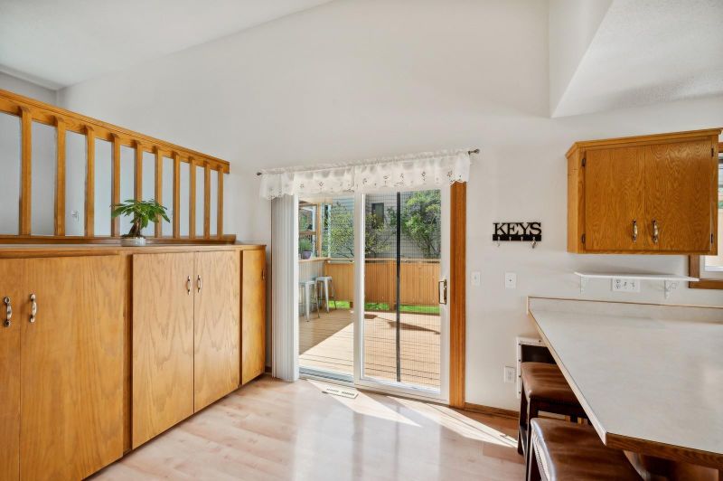 1465 Meadow Ct, Chaska, MN 55318