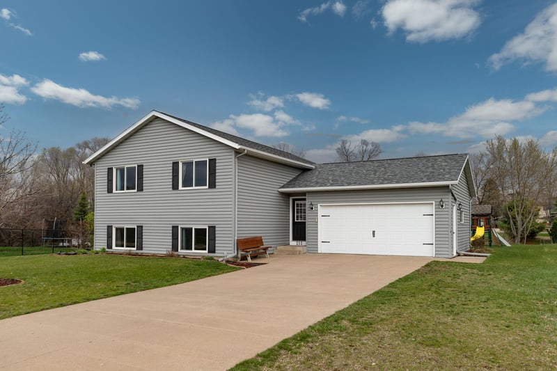 215 Red School Ln, Kellogg, MN 55945