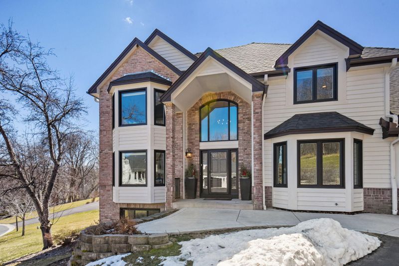 860 Fox Ct, Chanhassen, MN 55317