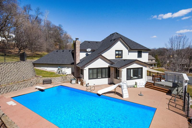 860 Fox Ct, Chanhassen, MN 55317