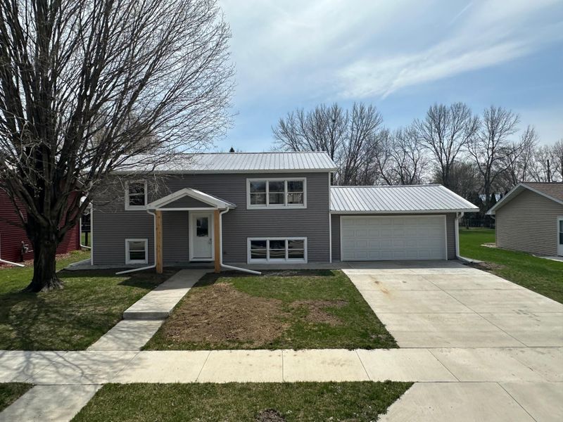 609 3rd St SE, Dodge Center, MN 55927