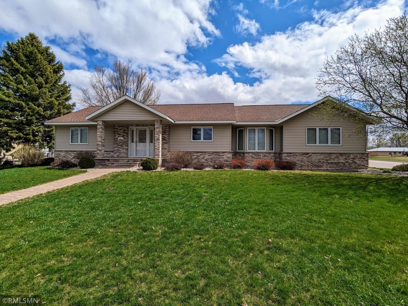 403 NE 2nd St, Buffalo Lake, MN 55314