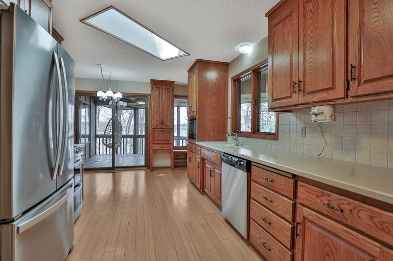 2437 Dianna Ln, Little Canada, MN 55117